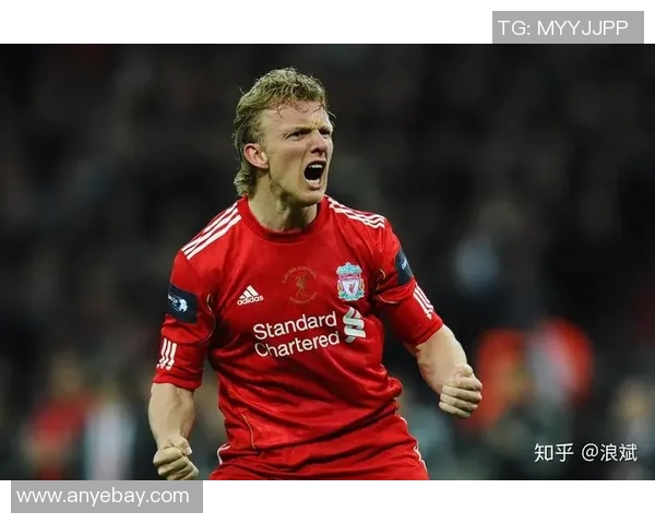 足球前场万金油球星的多面角色与战术价值解析